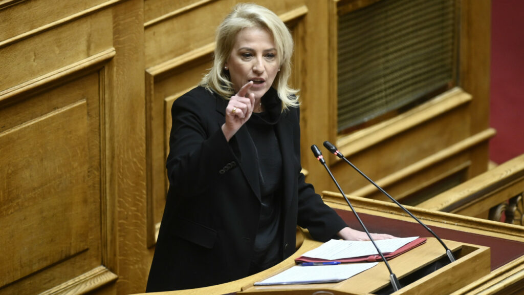 H Δούρου δείχνει την έξοδο σε όσους θέλουν να πατάνε σε δύο βάρκες : “Ο Τσίπρας  έδωσε το παράδειγμα με την παραίτησή του –  Τέλος τα ψέματα από χθες”