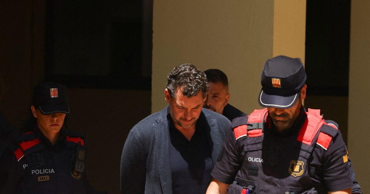 Mango: Η στιγμή που ο Τζόναθαν Άντικ οδηγείται με χειροπέδες στο δικαστήριο – Κατηγορείται για τον θάνατο του πατέρα του