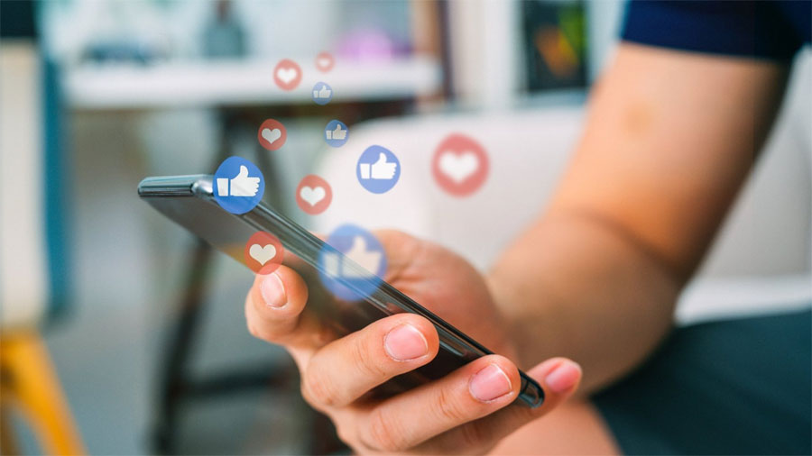 Βρετανία: Τα social media είναι τόσο βλαβερά για τα παιδιά όσο το κάπνισμα