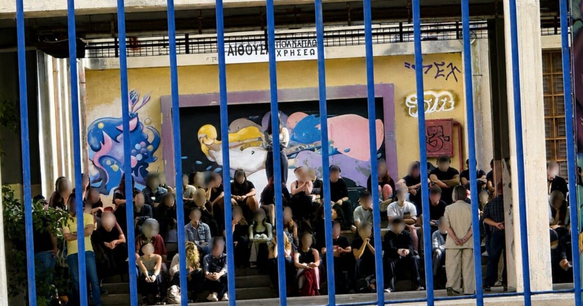 Ηλιούπολη: Αμίλητοι και με λευκά λουλούδια αποχαιρετούν την 17χρονη οι συμμαθητές της στο σχολείο τους – Μάχη για τη ζωή της δίνει η φίλη της