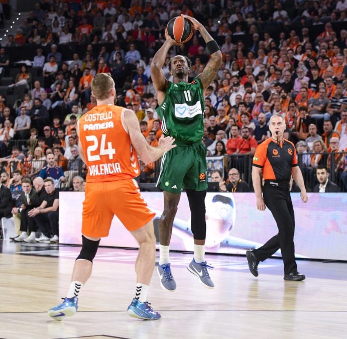 Βαλένθια-Παναθηναϊκός 105-107: Με buzzer beater του Χέις Ντέιβις στην παράταση οι «πράσινοι» έκαναν το 2-0 στη σειρά