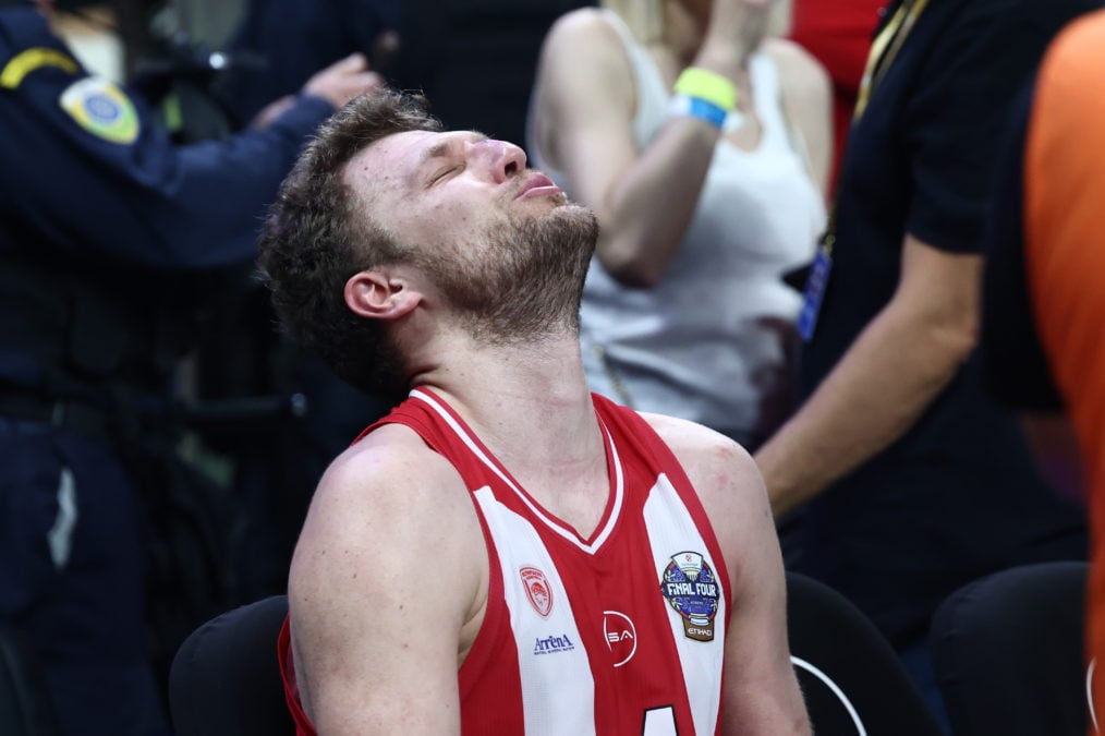 «Λύγισε» η Βεζένκοφ μετά την κατάκτηση της Euroleague: Τα λυτρωτικά δάκρυα κι η αγκαλιά με τον πατέρα του – ΒΙΝΤΕΟ