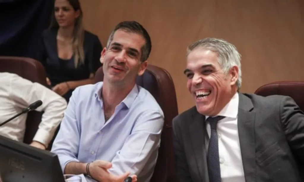 Ξηλώνεται το πουλόβερ του Μπακογιάννη !