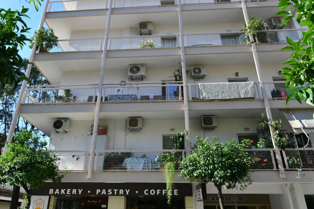Γυναικοκτονία στην Καλαμάτα: Ο δράστης είχε βάλει gps tracker στο όχημα της 39χρονης και «κοριούς» στο σπίτι τους