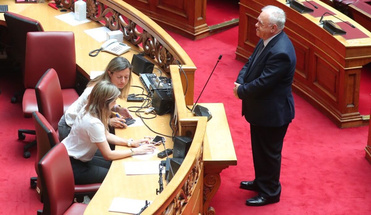 Γιάννης Δραγασάκης / Ορκίστηκε βουλευτής και αμέσως μετά ανακοίνωσε την ανεξαρτητοποίησή του