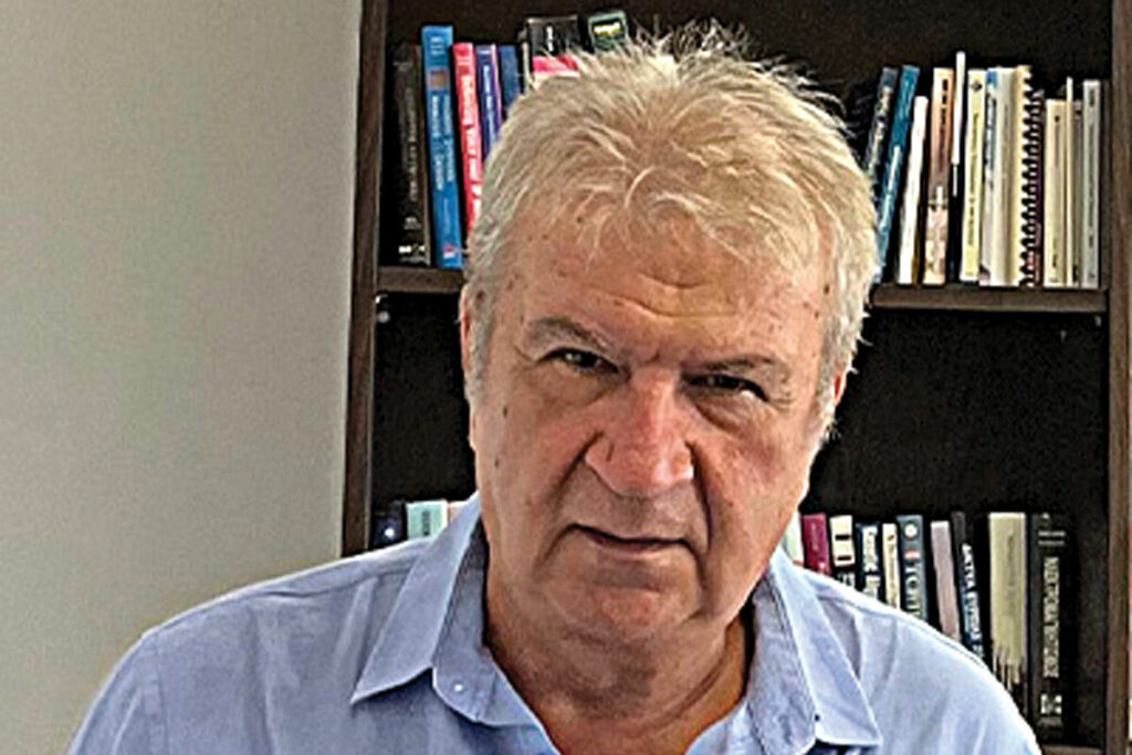 Η απάντηση «φωτιά» του καθηγητή Βασίλη Τσαουσίδη, συνεργάτη του Ινστιτούτου Τσίπρα, στην κυνική ομολογία του Άδωνη ότι δεν θα τα έβγαζαν πέρα αν κοβόταν η κρατική επιχορήγηση: «Όταν κόψατε στο μισό τους μισθούς των πολιτών, τους ρωτήσατε αν τα βγάζουν πέρα;»