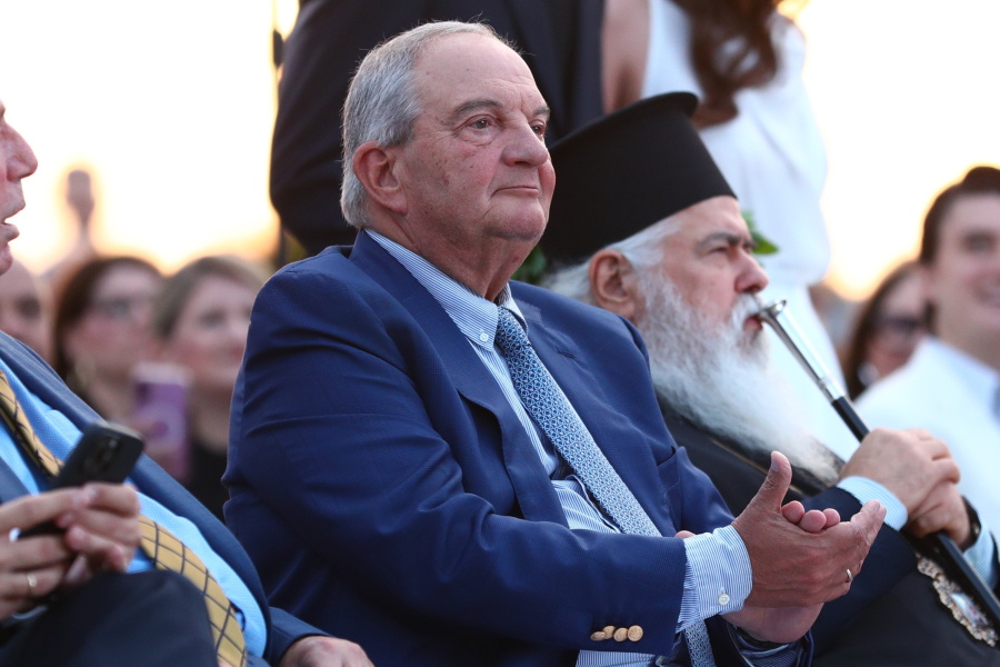 Τα τρία μηνύματα του Καραμανλή στους αποφοίτους: Πατρίδα, ταυτότητα και ευθύνη