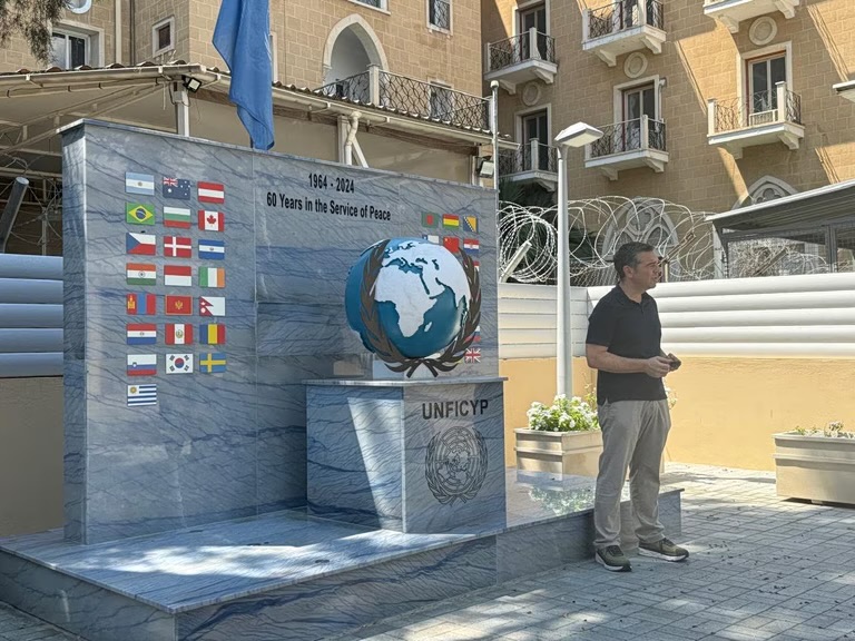 Το πρώτο ταξίδι του Τσίπρα στην Κύπρο με τη “φανέλα” της ΕΛΑΣ ολοκληρώθηκε – Μήνυμα από την Πράσινη Γραμμή για το Κυπριακό