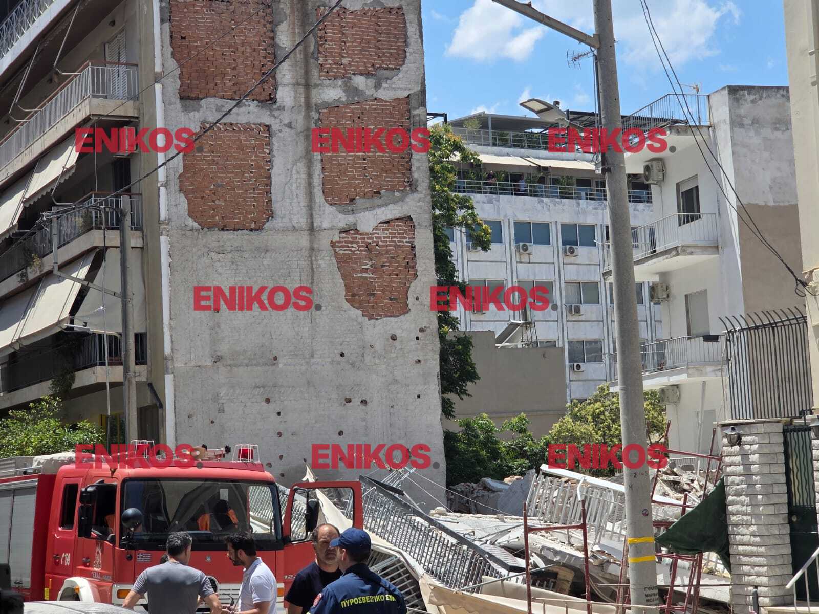 Πετράλωνα: Κατέρρευσε πολυκατοικία – Αναφορές για 4 εγκλωβισμένους