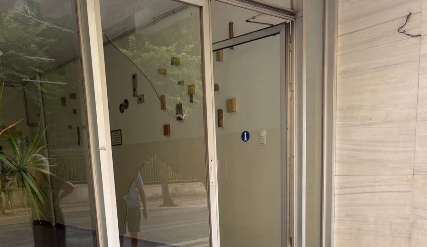 Αγρίνιο: Άγρια επίθεση σε γυναίκα στο κέντρο της πόλης από τον σύντροφό της – Της χτύπησε το κεφάλι σε τζάμι
