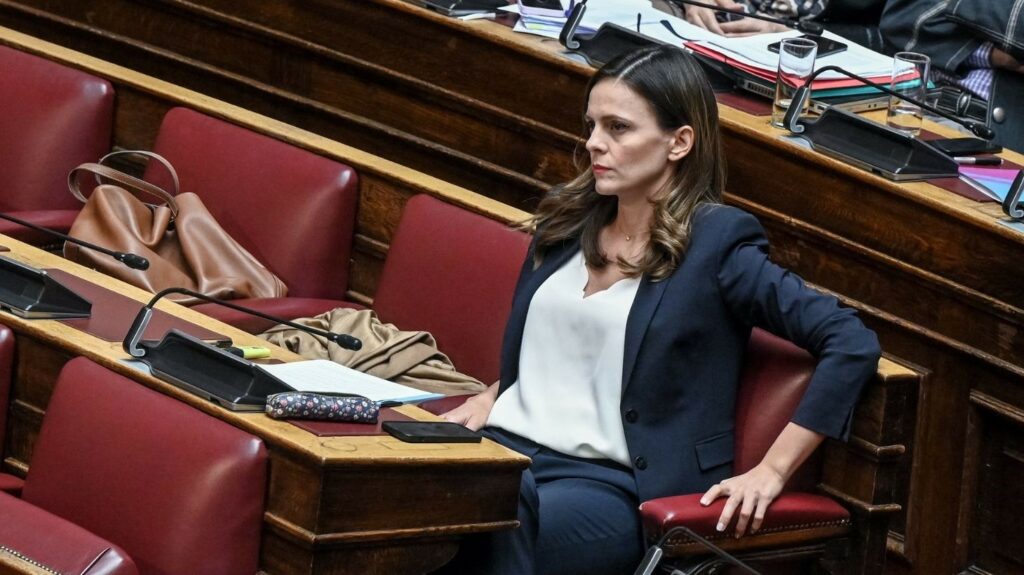 Παράδειγμα: Παραιτήθηκε και από βουλευτής και παρέδωσε την έδρα η Έφη αλλά ξεκαθάρισε «Δεν αποχωρώ από την ενεργό πολιτική»