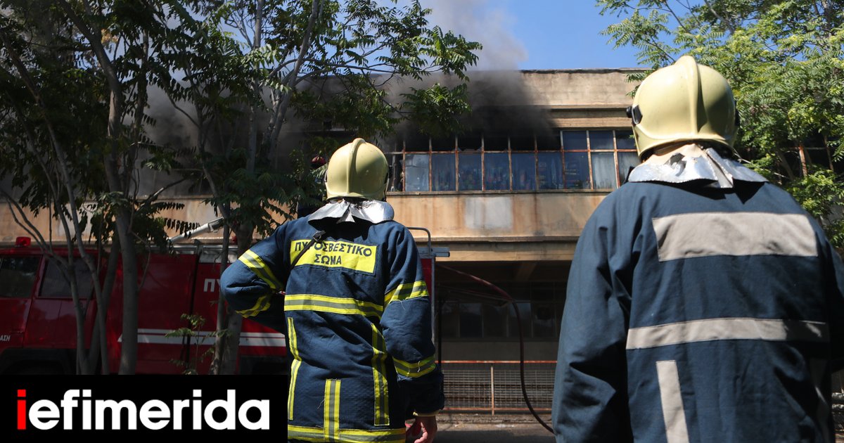 Φωτιά σε εργοστάσιο στο Αιγάλεω: Κατέρρευσε τμήμα της οροφής, ενώ επιχειρούσαν πυροσβέστες