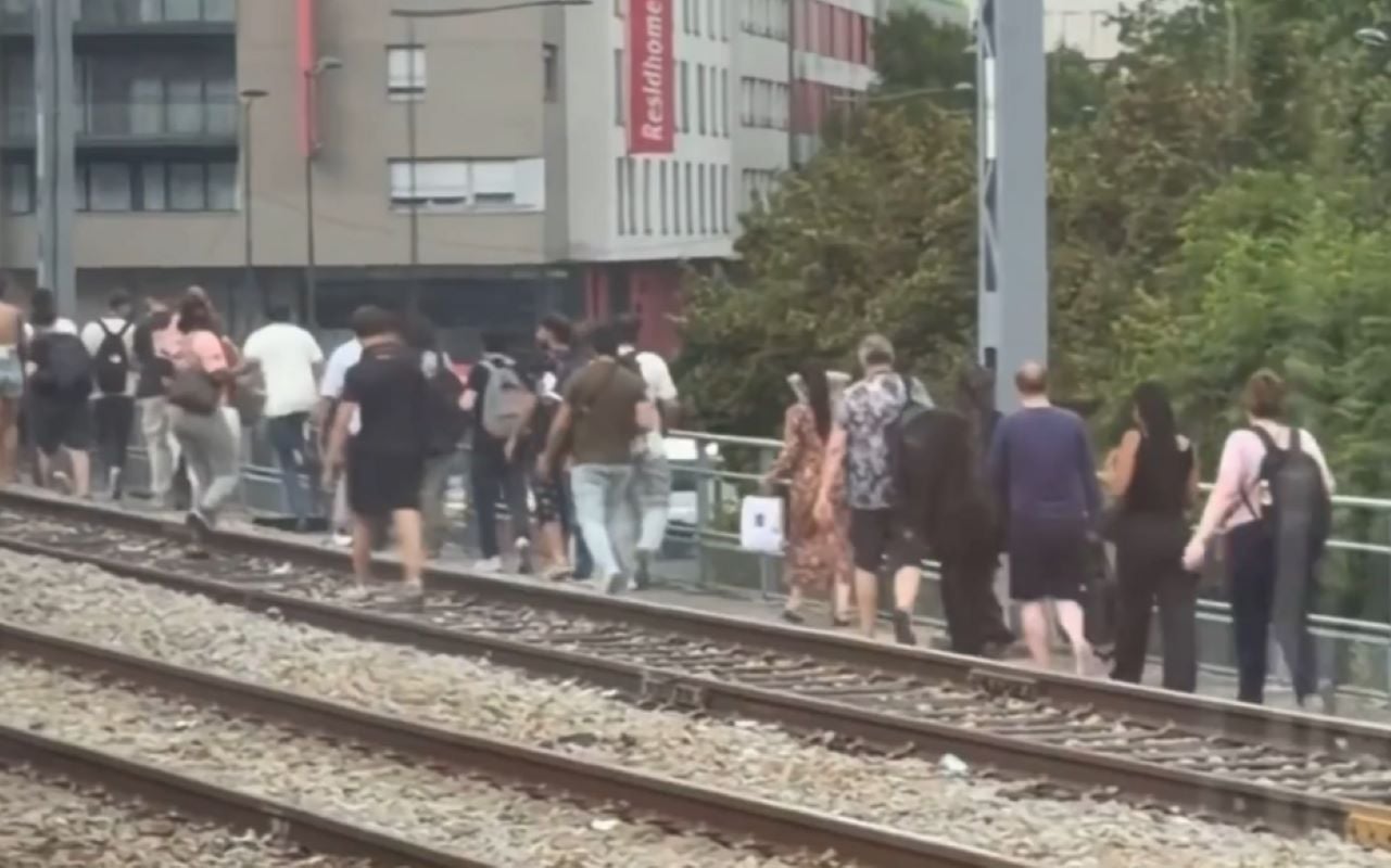 Παρίσι: Εκατοντάδες επιβάτες εγκλωβίστηκαν σε βαγόνια προαστιακού και περπάτησαν στις ράγες έπειτα από μπλακ άουτ – ΒΙΝΤΕΟ