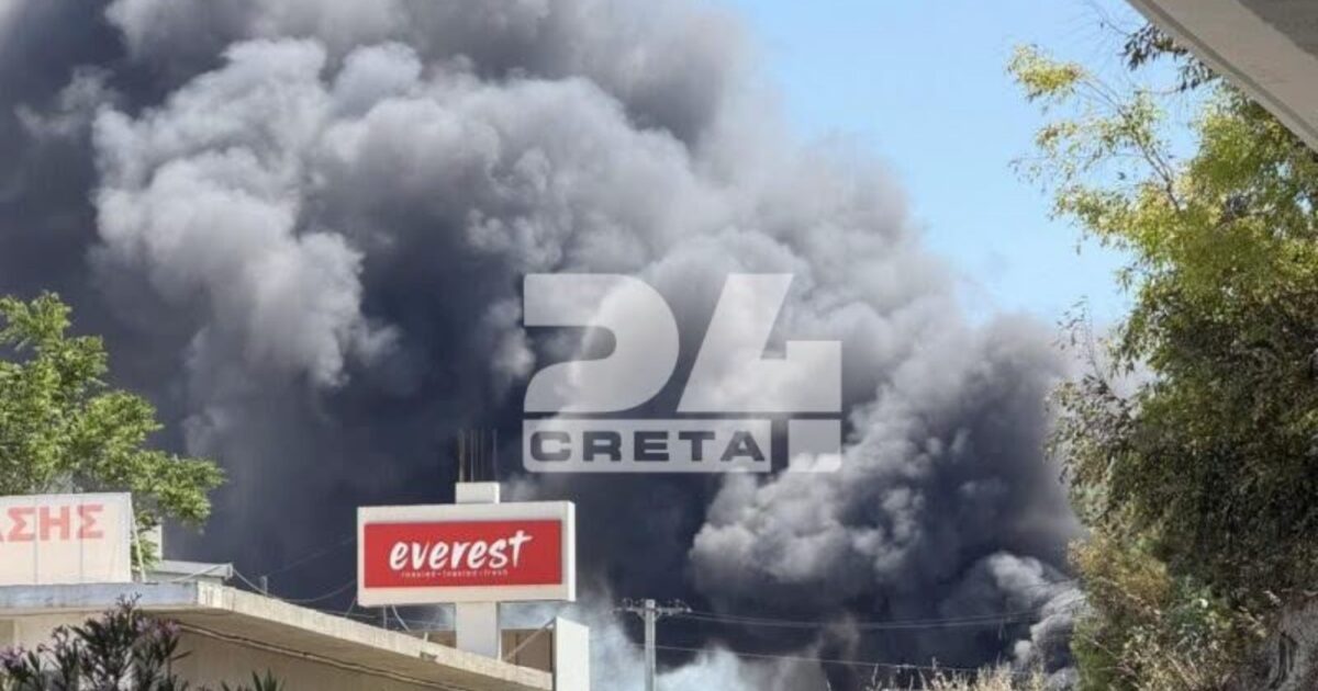 Φωτιά σε εργοστάσιο χαρτιών στο Ηράκλειο: Καίγονται τρία σπίτια, μήνυμα του 112 για τους καπνούς