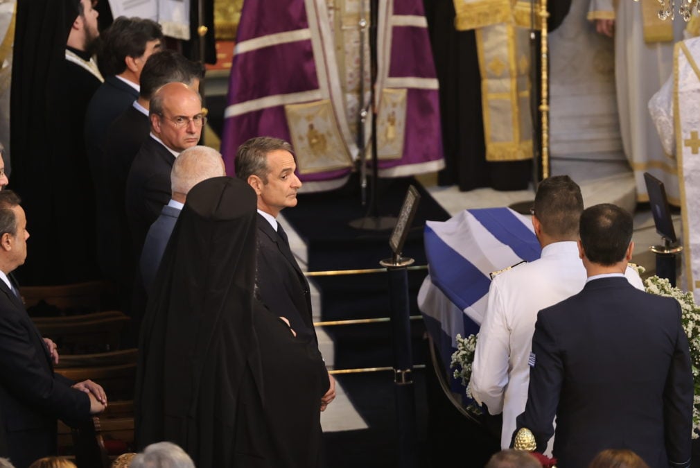 Νίκος Ταγαράς: Σε κλίμα συγκίνησης το τελευταίο «αντίο» – Παρουσία Μητσοτάκη η κηδεία στην Κόρινθο – ΦΩΤΟ