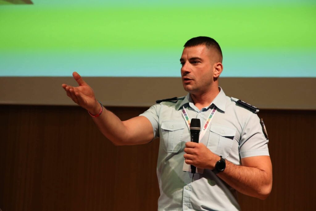 “Ο ρατσισμός είναι έγκλημα”: Καταδίκη για ομοφοβική στοχοποίηση αστυνομικού από το “Μακελειό”