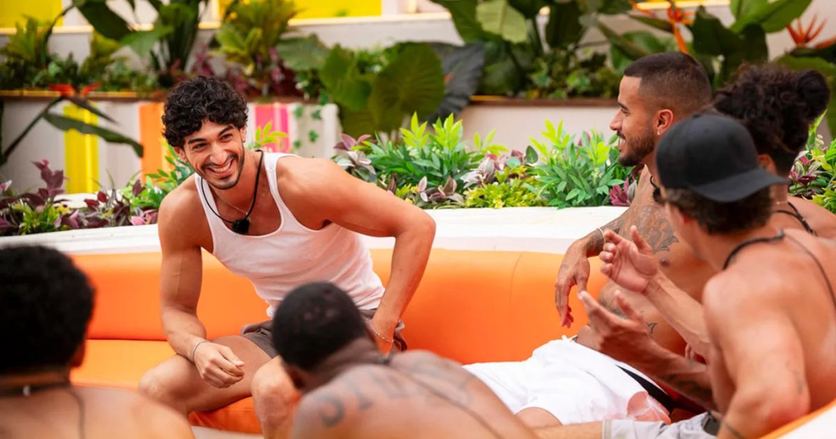 Love Island USA – 8η σεζόν: Ο ξαφνικός θάνατος του παραγωγού, το ζευγάρι που έκανε δημόσια έρωτα μπροστά σε όλους και η κατακραυγή στα social media