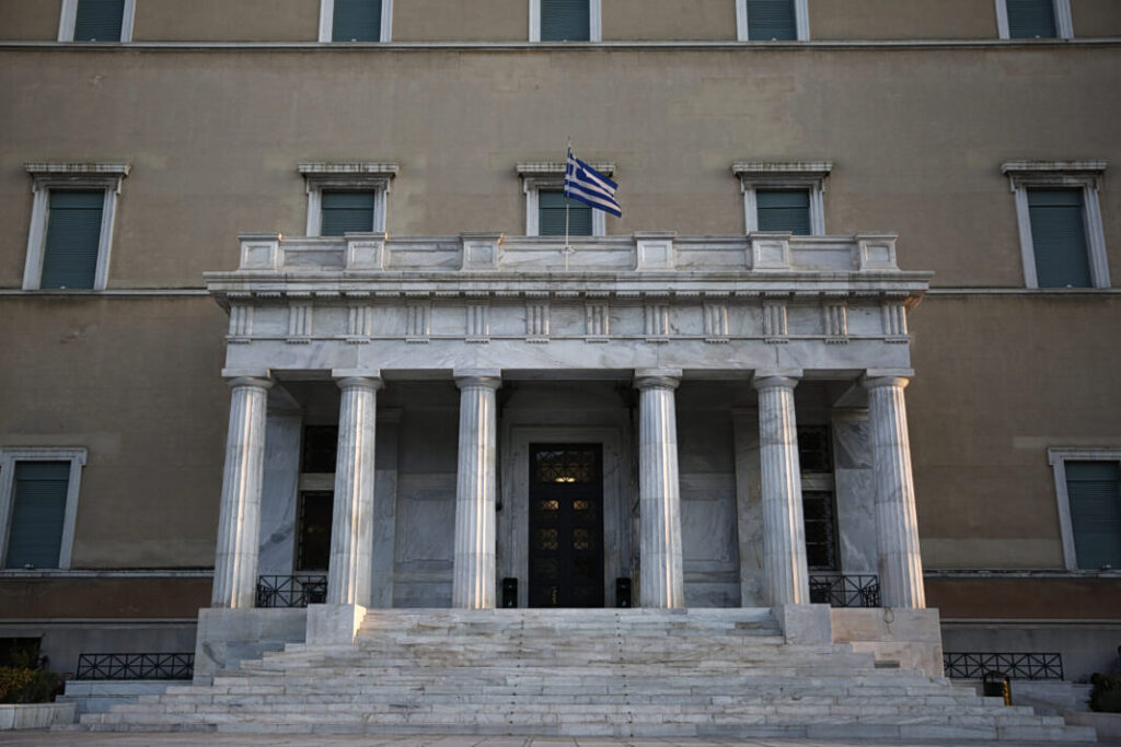 Βουλή: Οι κρίσιμες τροπολογίες κατατίθενται συστηματικά νύχτα – Τι δείχνουν τα στοιχεία