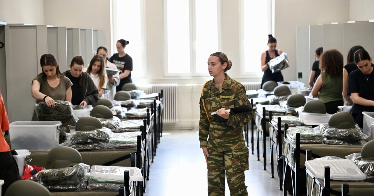 Λαμία: Ιστορική στιγμή με την πρώτη παρουσίαση γυναικών στον στρατό ως εθελόντριες – Στιγμιότυπα από την είσοδο στο κέντρο εκπαίδευσης