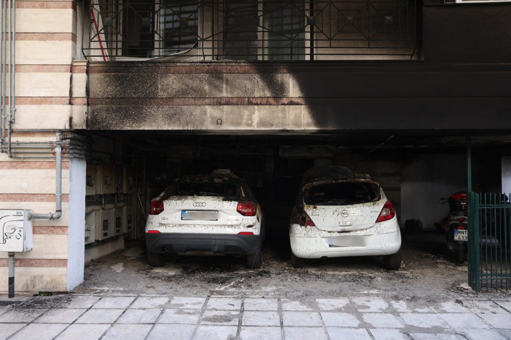 Θεσσαλονίκη: Πλησιάζουν τους δράστες της επίθεσης – Δύο με κράνη και ένας με μαύρη κουκούλα, παλιοί καταληψίες οι καθοδηγητές