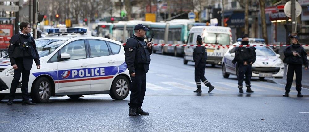 &Pi;&alpha;&rho;ί&sigma;&iota;: Ά&nu;&delta;&rho;&alpha;&sigmaf; &epsilon;&pi;&iota;&tau;έ&theta;&eta;&kappa;&epsilon; &mu;&epsilon; &mu;&alpha;&chi;&alpha;ί&rho;&iota; &kappa;&alpha;&iota; &tau;&rho;&alpha;&upsilon;&mu;ά&tau;&iota;&sigma;&epsilon; 3 &gamma;&upsilon;&nu;&alpha;ί&kappa;&epsilon;&sigmaf;