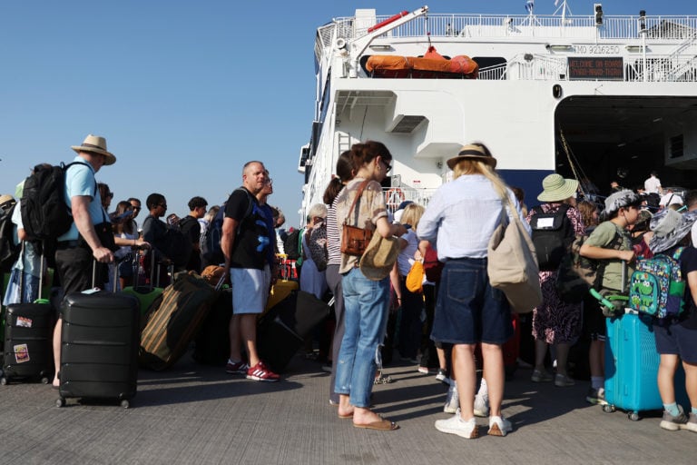 Άρση του απαγορευτικού απόπλου – Κανονικά τα δρομολόγια από Πειραιά, Ραφήνα και Λαύριο