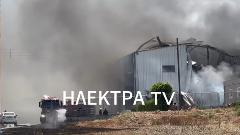 Φωτιά σε εργοστάσιο στα Εξαμίλια: Ένας νεκρός, δύο με ελαφρά εγκαύματα – Σε ετοιμότητα ΕΚΑΒ και νοσοκομείο Κορίνθου