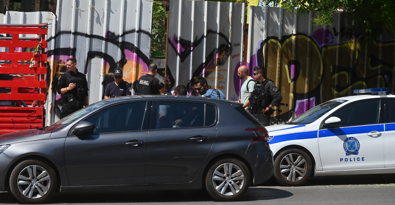 &Sigma;&epsilon; 38&chi;&rho;&omicron;&nu;&eta; &Beta;&rho;&epsilon;&tau;&alpha;&nu;ί&delta;&alpha; &alpha;&nu;ή&kappa;&epsilon;&iota; &eta; &sigma;&omicron;&rho;ό&sigmaf; &tau;&eta;&sigmaf; &gamma;&upsilon;&nu;&alpha;ί&kappa;&alpha;&sigmaf; &pi;&omicron;&upsilon; &epsilon;&nu;&tau;&omicron;&pi;ί&sigma;&tau;&eta;&kappa;&epsilon; &sigma;&epsilon; &beta;&alpha;&lambda;ί&tau;&sigma;&alpha; &sigma;&tau;&eta;&nu; &Kappa;&upsilon;&psi;έ&lambda;&eta;, &pi;ώ&sigmaf; &eta; &Epsilon;&Lambda;&Alpha;&Sigma; έ&lambda;&upsilon;&sigma;&epsilon; &tau;&omicron; &mu;&upsilon;&sigma;&tau;ή&rho;&iota;&omicron; &tau;&eta;&sigmaf; &tau;&alpha;&upsilon;&tau;ό&tau;&eta;&tau;ά&sigmaf; &tau;&eta;&sigmaf;