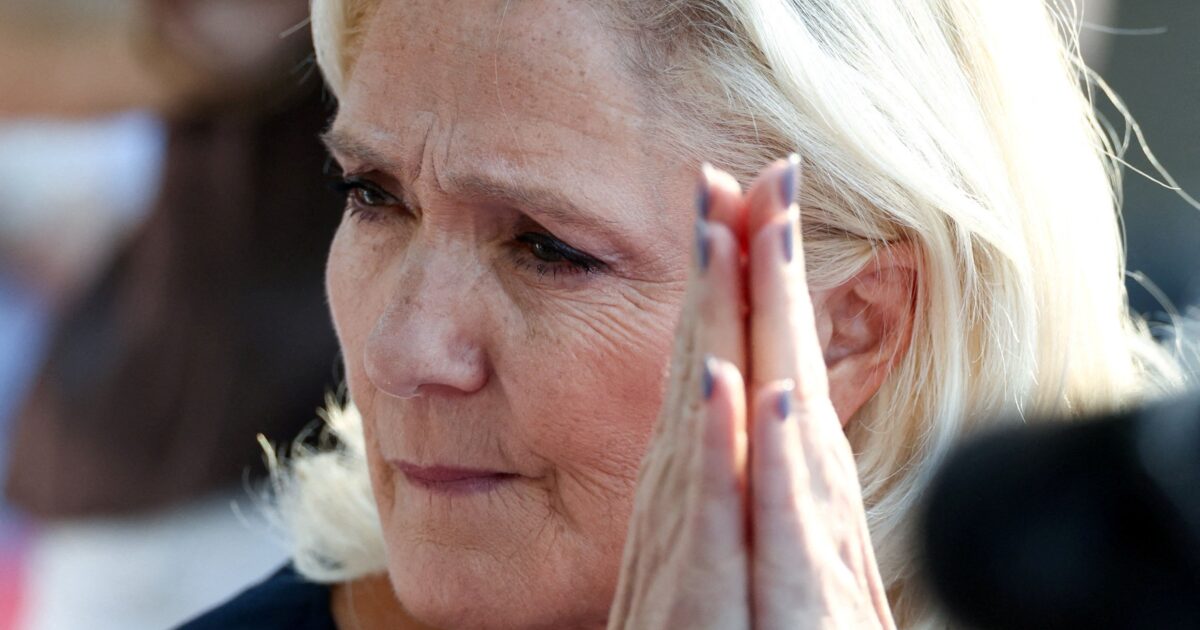 Ένοχη η Μαρίν Λε Πεν: Τρία χρόνια φυλακή και 15μηνη στέρηση του δικαιώματος του εκλέγεσθαι – Μπορεί να είναι υποψήφια πρόεδρος της Γαλλίας μόνο με βραχιολάκι