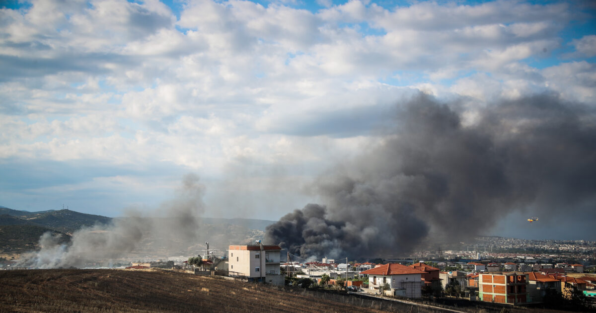 Ωραιόκαστρο: Θάβουν τη φωτιά με μηχανήματα για να περιοριστεί το τοξικό νέφος – Μεγάλες οι καταστροφές