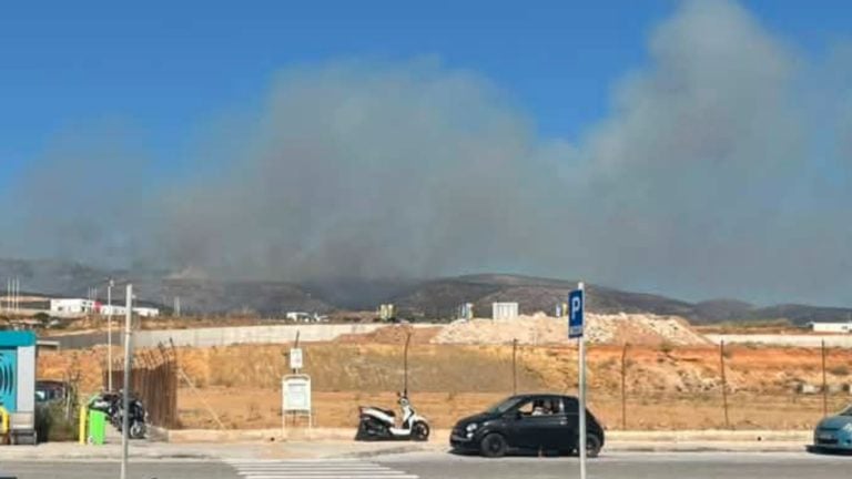 Συνεχίζεται η μάχη με τις φλόγες στην Πάρο – Με αεροσκάφος σπεύδουν στο νησί και 20 πυροσβέστες από την