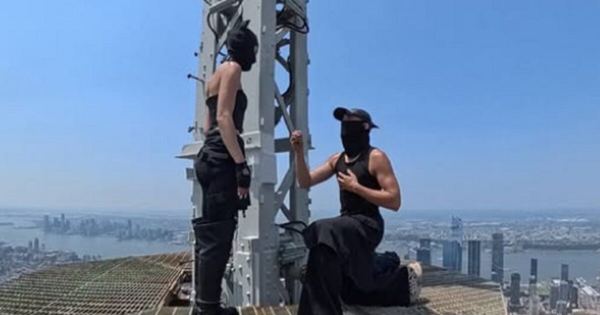 Πρόταση γάμου στην κορυφή του Empire State Building – Το ζευγάρι ύψωσε πανό για την ειρήνη και συνελήφθη