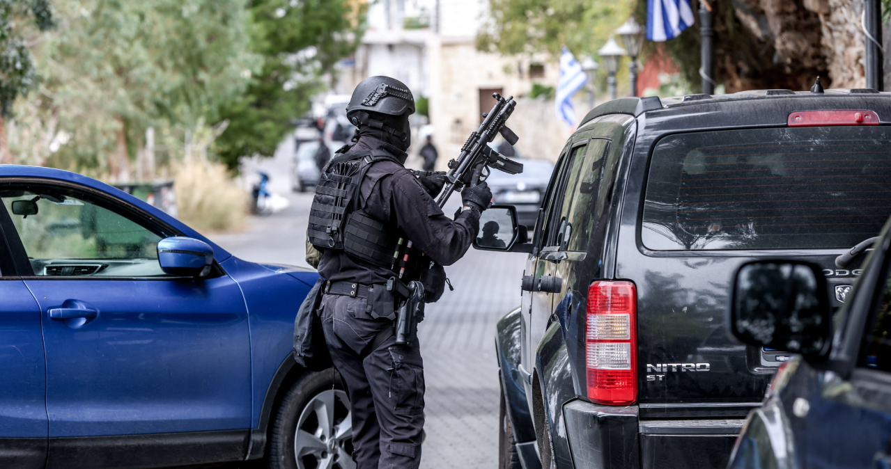 &laquo;&Theta;&alpha; &pi;ά&rho;&omega; &tau;&omicron;&upsilon;&sigmaf; &phi;&omicron;&upsilon;&sigma;&kappa;&omega;&tau;&omicron;ύ&sigmaf; &kappa;&alpha;&iota; &theta;&alpha; &pi;ά&omega; &epsilon;&kappa;&epsilon;ί, &theta;&alpha; έ&pi;&rho;&epsilon;&pi;&epsilon; &nu;&alpha; &sigma;&upsilon;&lambda;&lambda;ά&beta;&epsilon;&iota;&sigmaf; &tau;&omicron;&nu; &delta;ή&mu;&alpha;&rho;&chi;&omicron;&raquo;: &Omicron;&iota; &sigma;&upsilon;&nu;&omicron;&mu;&iota;&lambda;ί&epsilon;&sigmaf; &mu;&epsilon; &tau;&omicron;&nu; &alpha;&xi;&iota;&omega;&mu;&alpha;&tau;&iota;&kappa;ό &delta;&iota;&omicron;&iota;&kappa;&eta;&tau;ή &upsilon;&pi;&eta;&rho;&epsilon;&sigma;ί&alpha;&sigmaf; &pi;&omicron;&upsilon; &epsilon;&mu;&pi;&lambda;έ&kappa;&epsilon;&tau;&alpha;&iota; &sigma;&tau;&eta; &mu;&alpha;&phi;ί&alpha; &tau;&omega;&nu; &Chi;&alpha;&nu;ί&omega;&nu;