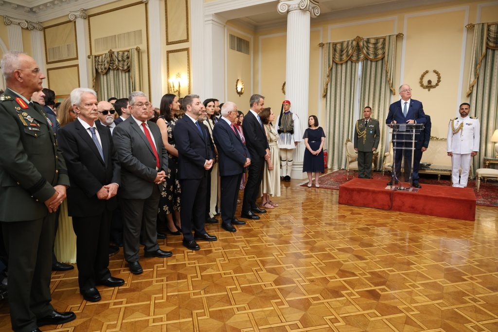 Αποκατάσταση Δημοκρατίας: Εντός του Προεδρικού Μεγάρου λόγω κακοκαιρίας – Ποιοι δίνουν το «παρών»
