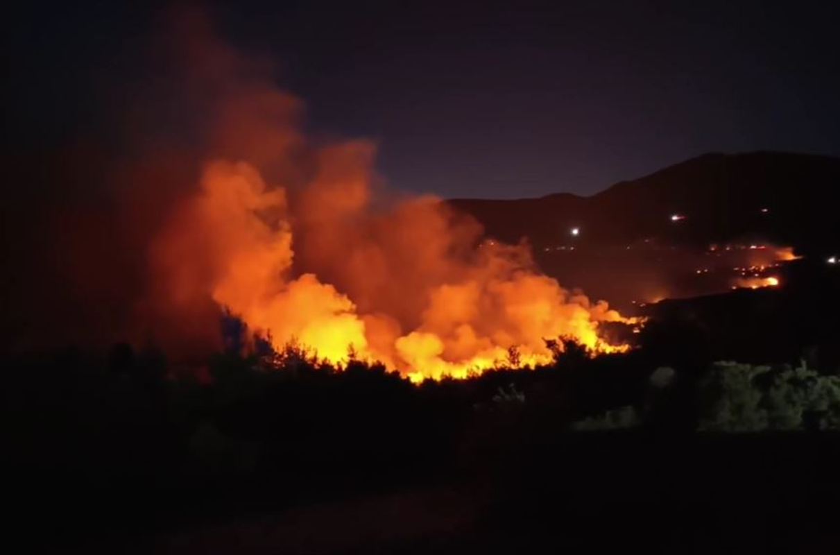 &Phi;&omega;&tau;&iota;ά &sigma;&tau;&alpha; &Mu;έ&gamma;&alpha;&rho;&alpha;: &Nu;ύ&chi;&tau;&alpha; &alpha;&gamma;&omega;&nu;ί&alpha;&sigmaf; &gamma;&iota;&alpha; &Kappa;&alpha;&nu;&delta;ή&lambda;&iota;, &Kappa;&rho;ύ&omicron; &Pi;&eta;&gamma;ά&delta;&iota;, Ά&gamma;&iota;&omicron; &Nu;&epsilon;&kappa;&tau;ά&rho;&iota;&omicron; &kappa;&alpha;&iota; &Lambda;&omicron;ύ&mu;&pi;&alpha; &Beta;&iota;&lambda;ί&omega;&nu; – &Alpha;&nu;&tau;&iota;&pi;&upsilon;&rho;&iota;&kappa;έ&sigmaf; &zeta;ώ&nu;&epsilon;&sigmaf; &kappa;&alpha;&iota; 112 &gamma;&iota;&alpha; &epsilon;&kappa;&kappa;&epsilon;&nu;ώ&sigma;&epsilon;&iota;&sigmaf; 4 &pi;&epsilon;&rho;&iota;&omicron;&chi;ώ&nu;